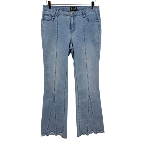 AZI New York Women's Size 8 Light Wash Scalloped Hem Bootcut Jeans 30 x 30 - Picture 1 of 8